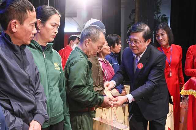 Phó Chủ tịch Nguyễn Hữu Dũng tặng quà cho người nghèo, người có hoàn cảnh khó khăn trên địa bàn tỉnh Vĩnh Phúc. Ảnh: Quang Vinh.