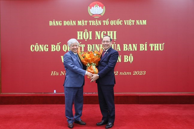  Ông Đỗ Văn Chiến, Bí thư Trung ương Đảng, Bí thư Đảng đoàn, Chủ tịch Ủy ban Trung ương MTTQ Việt Nam tặng hoa chúc mừng ông Hoàng Công Thủy
