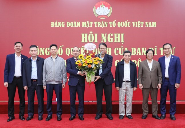 Các ban, đơn vị Cơ quan Ủy ban Trung ương MTTQ Việt Nam tặng hoa chúc mừng ông Hoàng Công Thủy