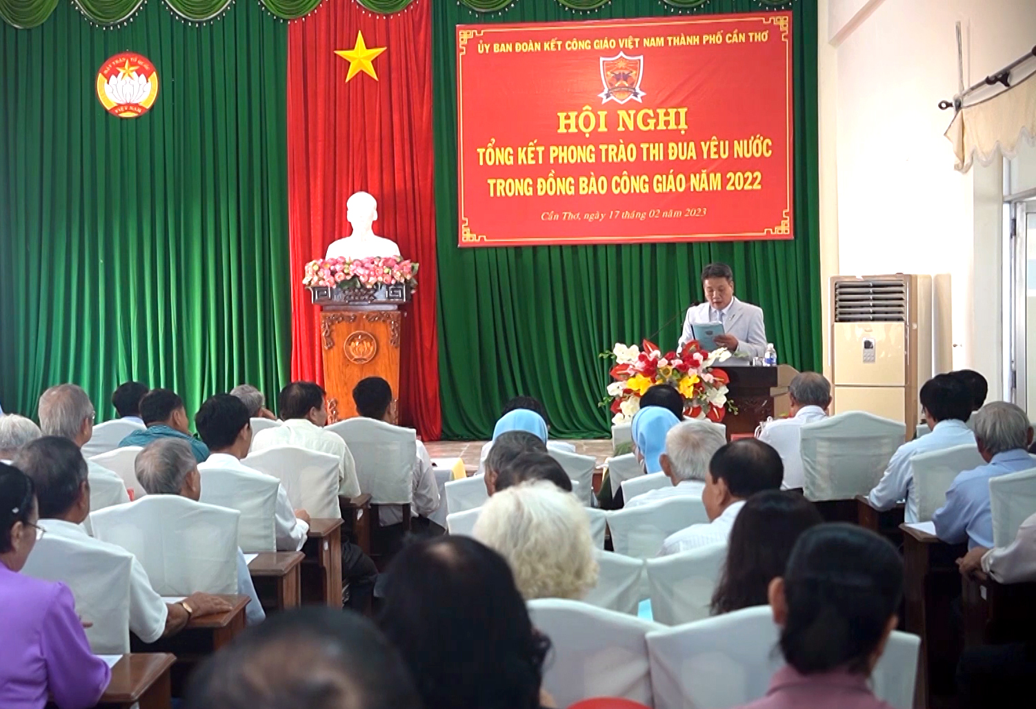 Phó Chủ tịch Ủy ban đoàn kết Công giáo Việt Nam TP Cần Thơ Phạm Ngọc Gác báo cáo tại Hội nghị