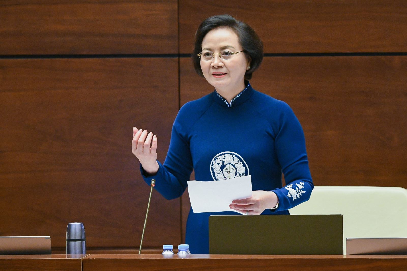 Bộ trưởng Bộ Nội vụ Phạm Thị Thanh Trà trả lời chất vấn của các đại biểu tại kỳ họp Quốc hội. 