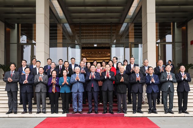 Chủ tịch Quốc hội Vương Đình Huệ chụp ảnh lưu niệm cùng các đại biểu tham dự Hội nghị. Ảnh: Quang Vinh. 