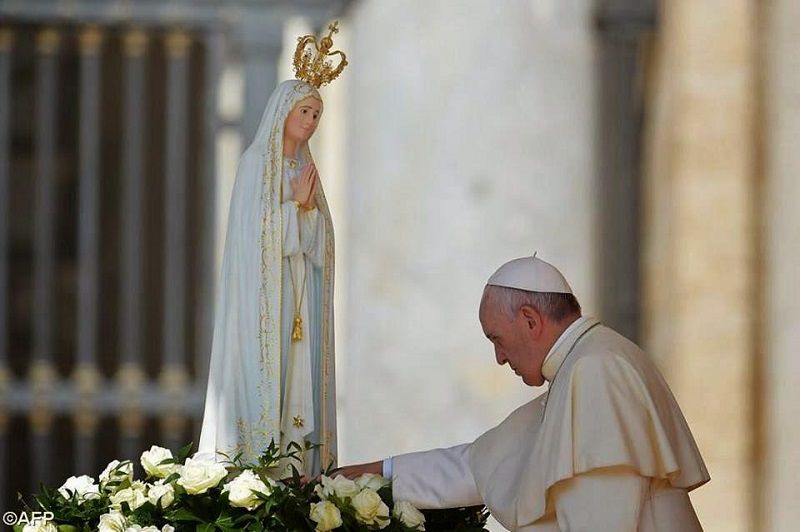 Đức Thánh Cha Phanxicô trước tượng Đức Mẹ tại Vương cung thánh đường Thánh Phêrô ở Vatican.