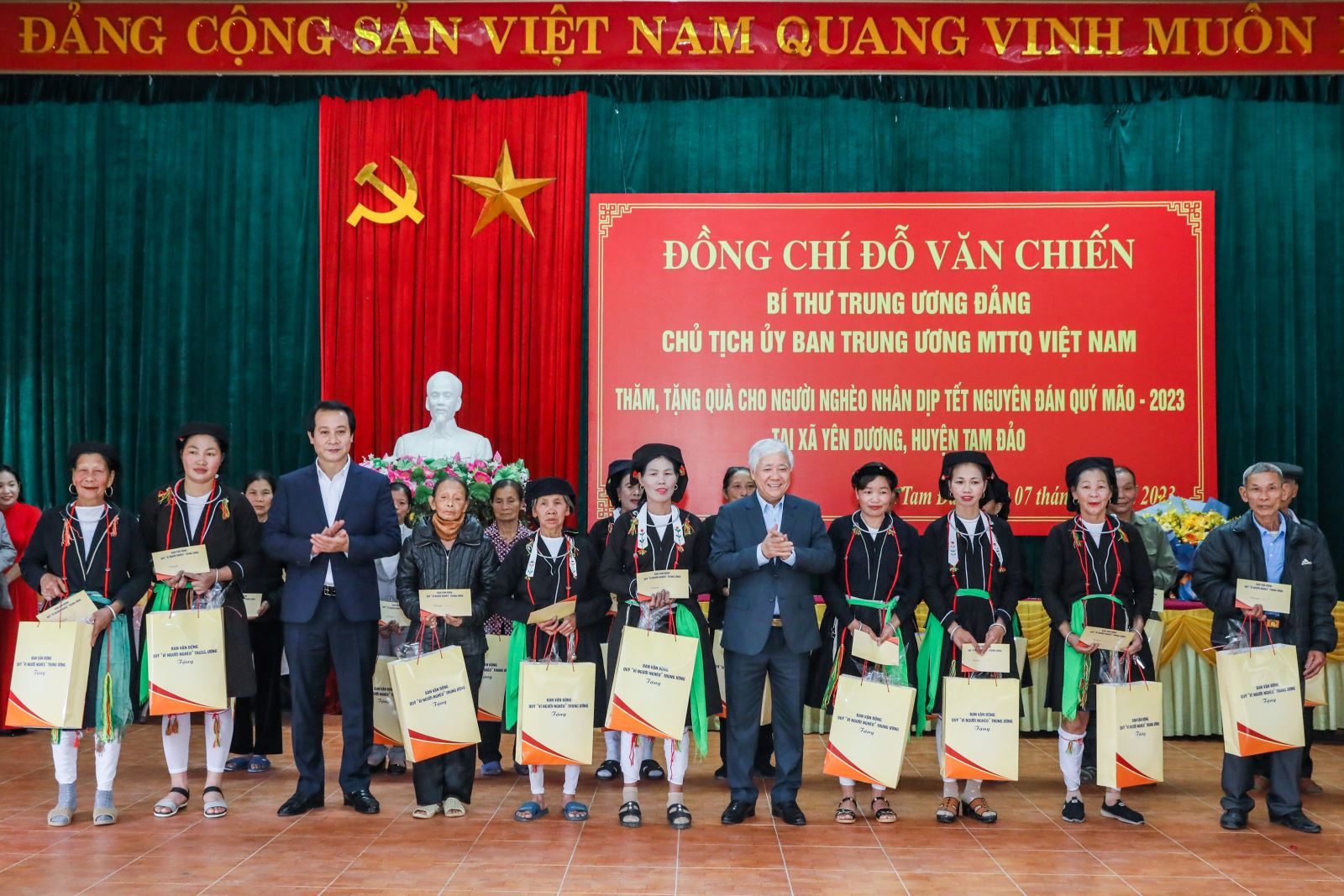Chủ tịch UBTƯ MTTQ Việt Nam Đỗ Văn Chiến tặng quà hộ nghèo trên địa bàn xã Yên Dương, huyện Tam Đảo, tỉnh Vĩnh Phúc.