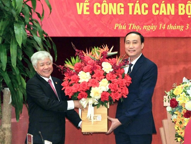 Bí thư Trung ương Đảng, Chủ tịch UBTƯ MTTQ Việt Nam Đỗ Văn Chiến tặng lẵng hoa chúc mừng tân Phó Bí thư Tỉnh ủy Phùng Khánh Tài. 