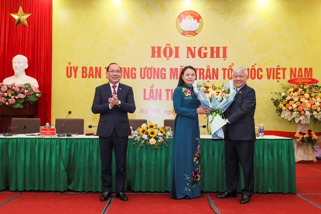 Bí thư Trung ương Đảng, Chủ tịch UBTW MTTQ Việt Nam Đỗ Văn Chiến tặng hoa chúc mừng Phó Chủ tịch- Tổng thư ký Nguyễn Thị Thu Hà. 