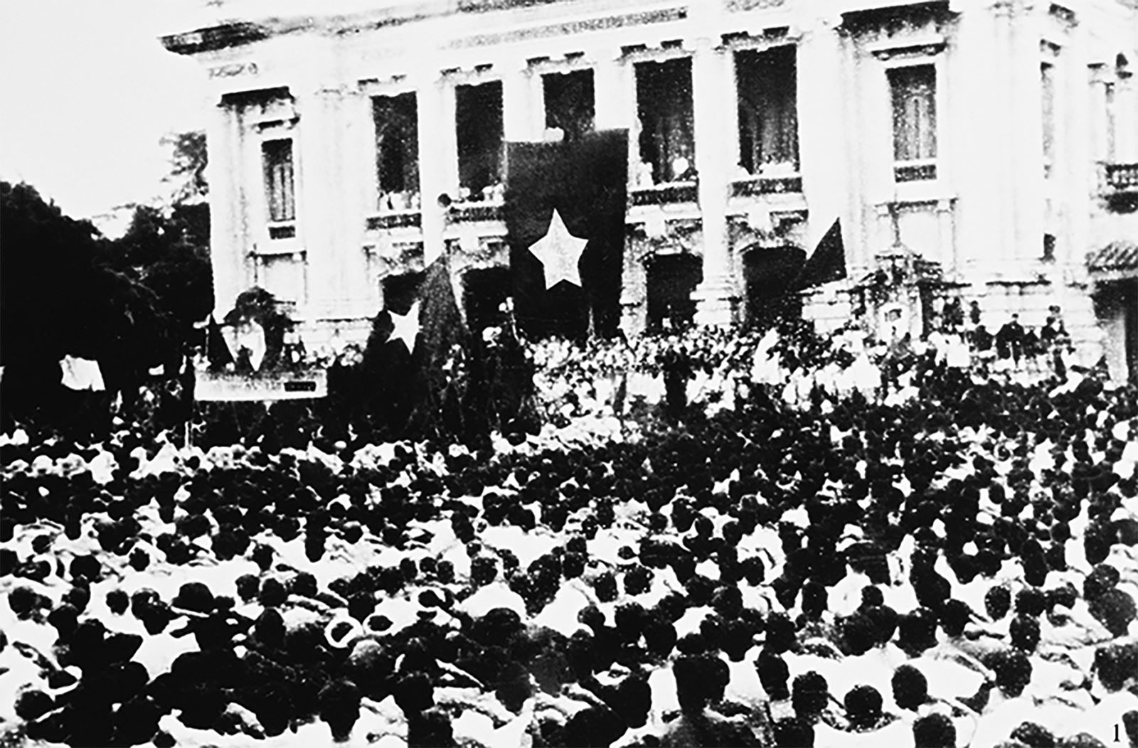 Mít tinh phát động khởi nghĩa giành chính quyền do Việt Minh tổ chức tại Nhà hát Lớn Hà Nội, tháng 8 năm 1945.