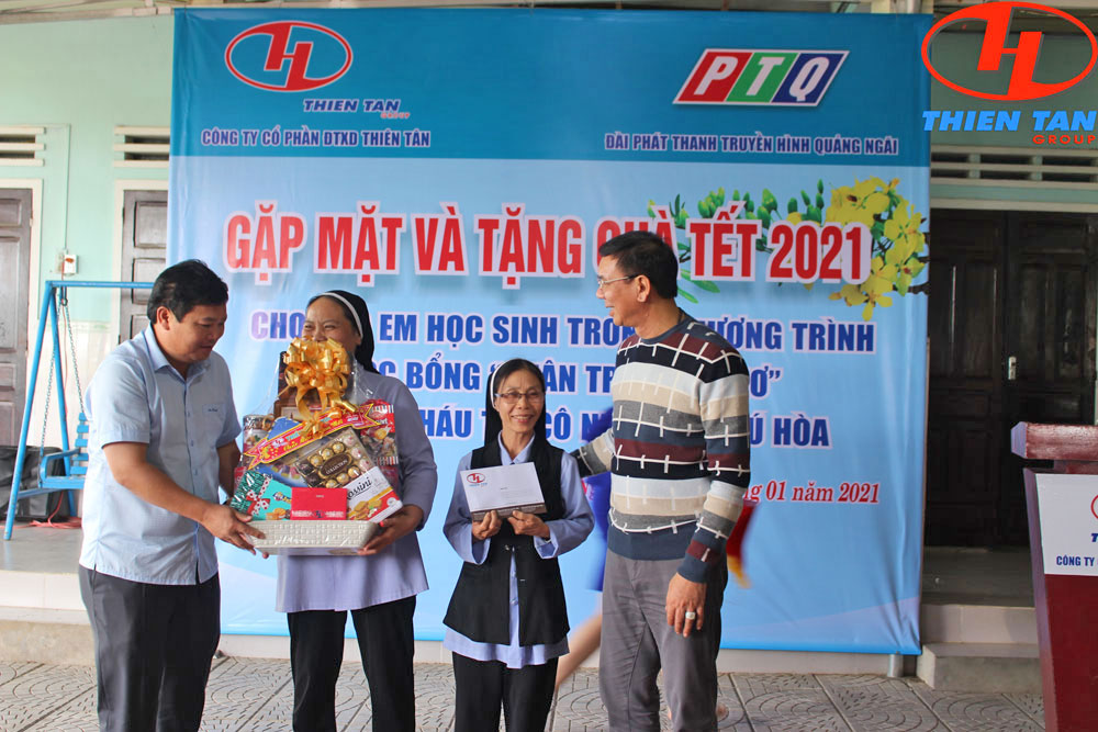 Ông Huỳnh Kim Lập - Chủ tịch HĐQT Thiên Tân Grroup (bên phải) cùng ông Bùi Đức Thọ - Phó Chủ tịch UBMTTQVN tỉnh Quảng Ngãi trao quà tết cho đại diện Cô nhi viện Phú Hòa.