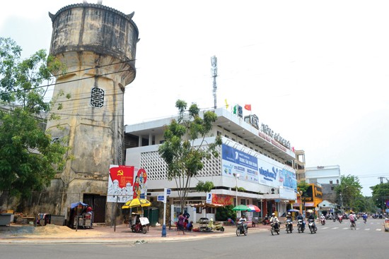 Tháp nước Bưu điện tỉnh - một chứng tích của thời gian, chứng kiến nhiều sự đổi thay của thành phố Quảng Ngãi. 