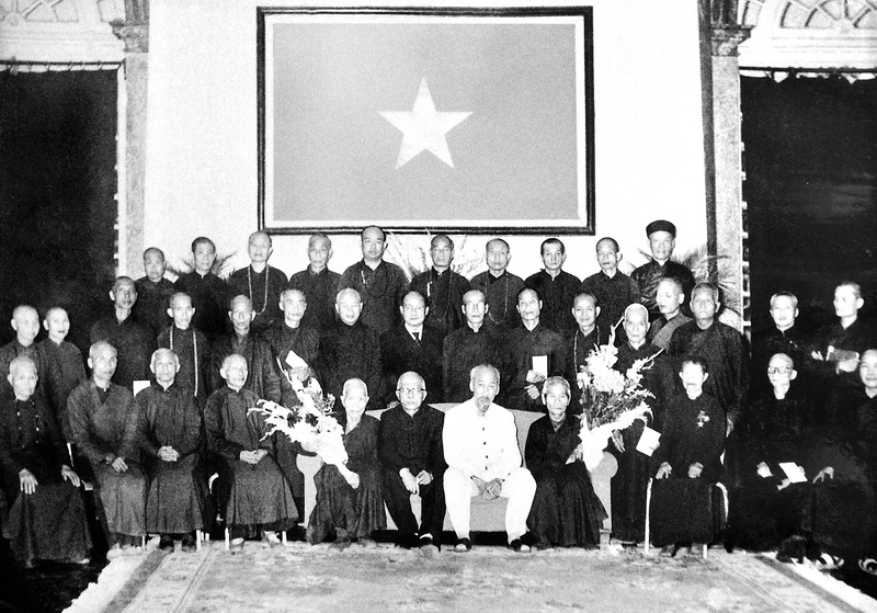 Chủ tịch Hồ chí Minh với các đại biểu tôn giáo. 