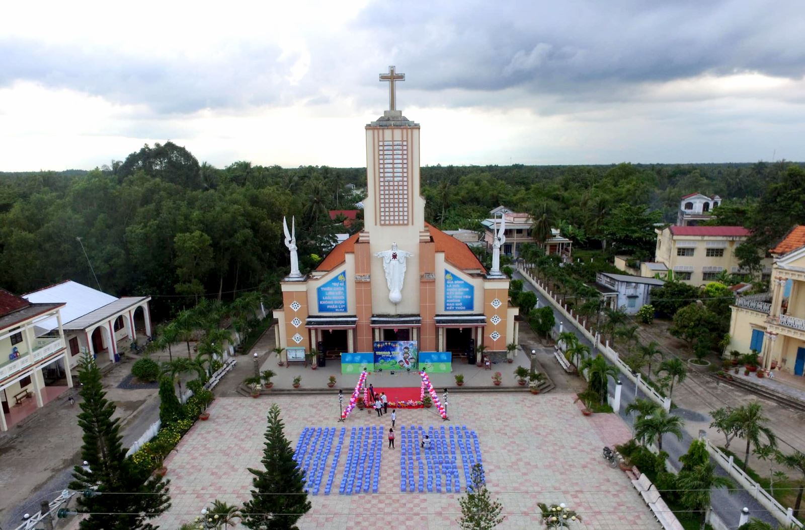 Nhà thờ Bãi Xan như một trung tâm văn hoá của cả khu vực, giáo xứ Bãi Xan có bề dày lịch sử hơn trăm năm.