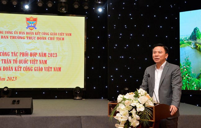 Ông Đỗ Trọng Hưng, Ủy viên Trung ương Đảng, Bí thư Tỉnh ủy, Chủ tịch HĐND tỉnh Thanh Hóa phát biểu tại Hội nghị
