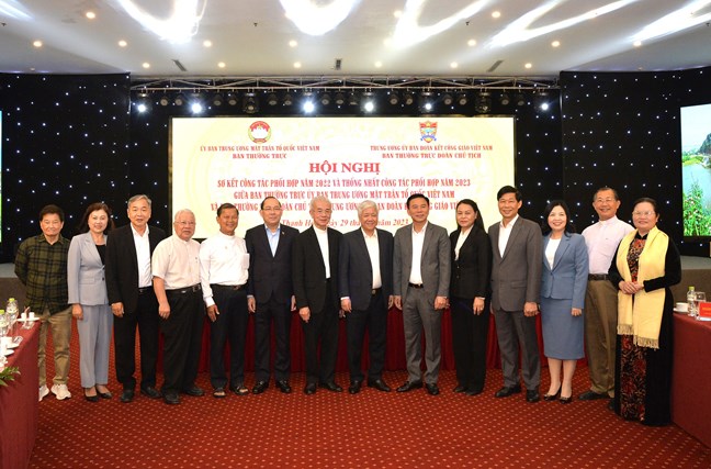Chủ tịch Ủy ban Trung ương MTTQ Việt Nam Đỗ Văn Chiến cùng các đại biểu chụp ảnh lưu niệm tại Hội nghị 