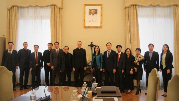 Hai bên đã thảo luận và cơ bản nhất trí về Quy chế hoạt động của Đại diện Thường trú Tòa Thánh và Văn phòng Đại diện Thường trú Tòa Thánh tại Việt Nam 