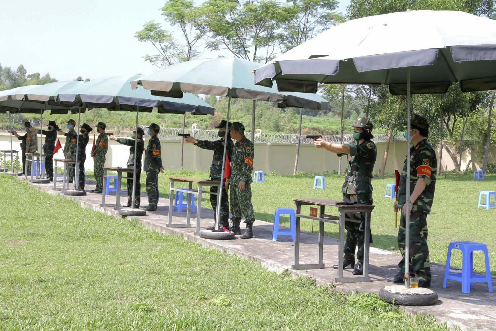 Huấn luyện bắn súng tại Trường Quân sự Bộ tư lệnh Thủ đô. 