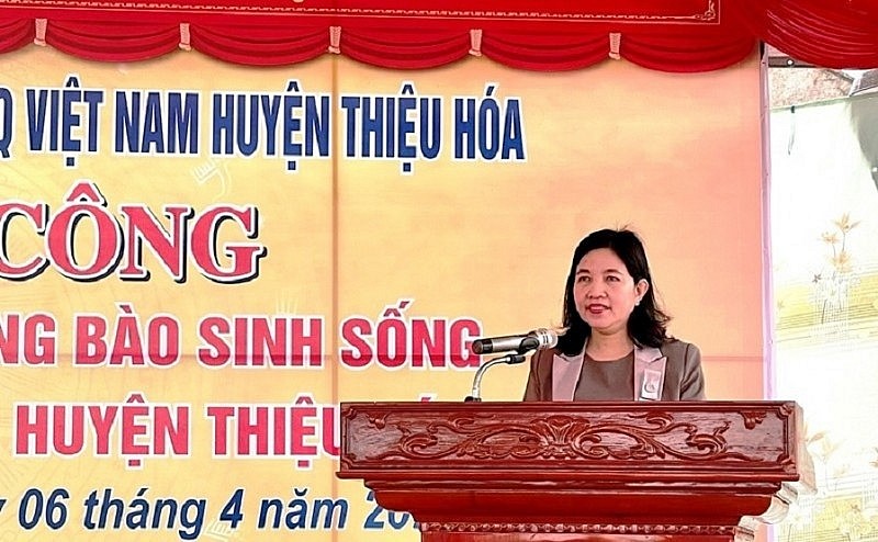 Bà Phạm Thị Thanh Thủy - Trưởng Ban dân vận tỉnh ủy, Chủ tịch Ủy ban Mặt trận tổ quốc tỉnh Thanh Hóa phát biểu tại lễ khởi công