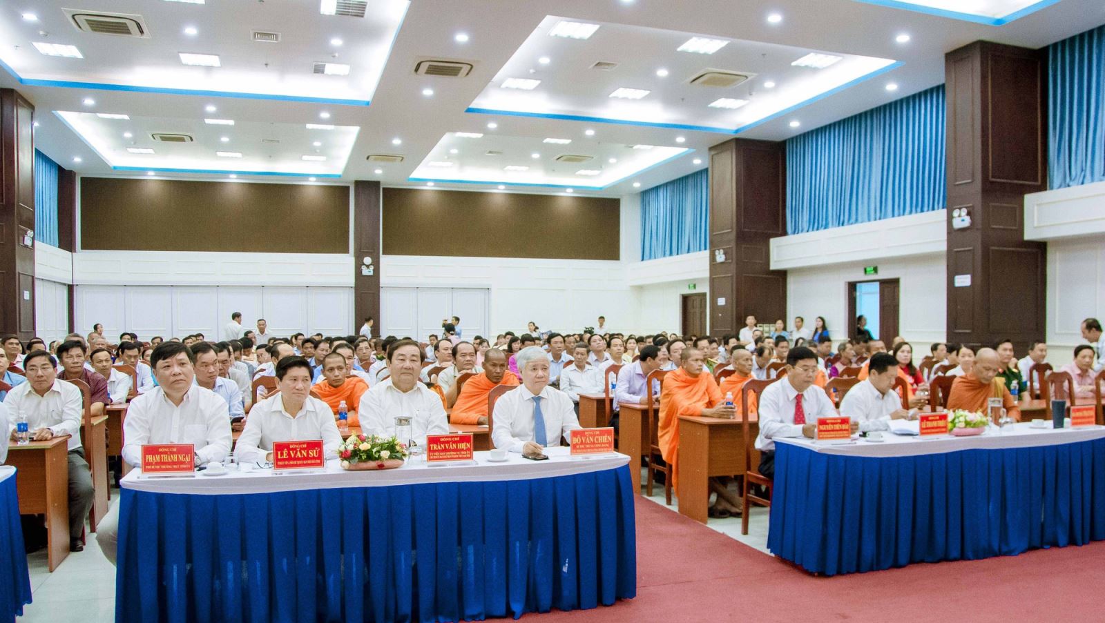Các đại biểu tham dự buổi Họp mặt Tết cổ truyền Chôl Chnăm Thmây của đồng bào dân tộc Khmer tỉnh Cà Mau năm 2023.