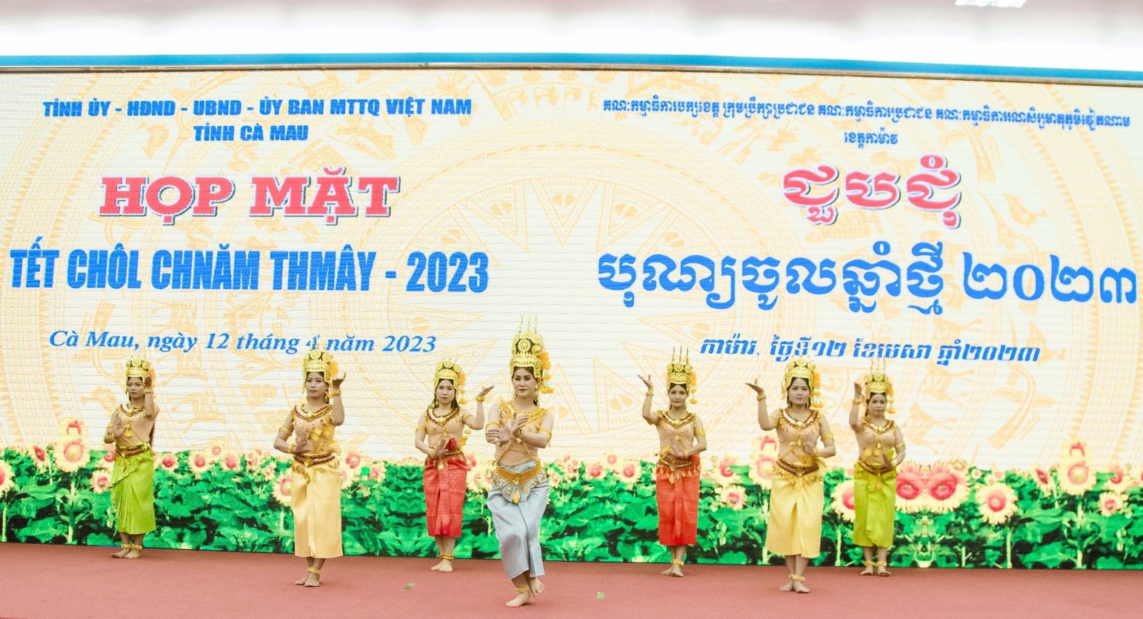 Tiết mục văn nghệ chào mừng họp mặt Tết Chôl Chnăm Thmây của đồng bào Khmer tại Cà Mau.