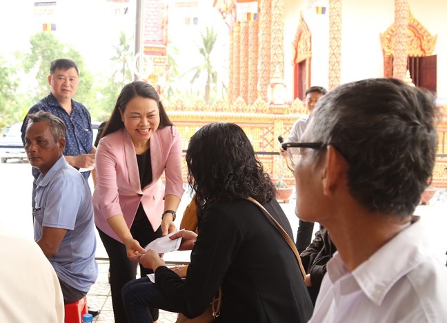 Phó Chủ tịch - Tổng Thư ký Nguyễn Thị Thu Hà tặng quà bà con dân tộc Khmer tiêu biểu tại khu vực chùa Chín Ngàn