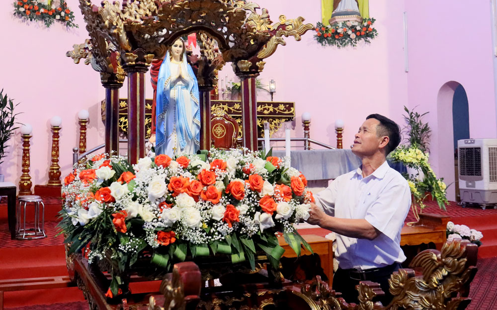 Giáo dân giáo xứ Tiên Lục trang hoàng nhà thờ để tổ chức các nghi thức trong lễ Phục sinh.