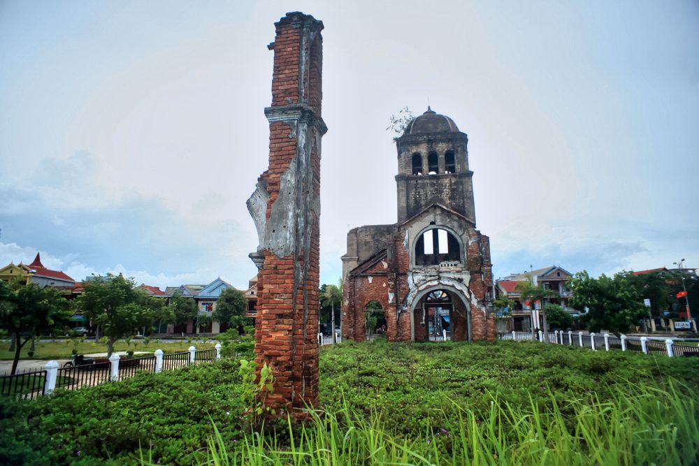 Di tích nhà thờ Tam Tòa bị bom đạn Mỹ đánh sập 2/1965. 