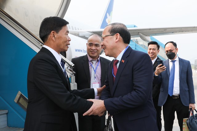 Phó Chủ tịch UBTƯ MTTQ Việt Nam Hoàng Công Thủy đón đoàn tại sân bay Quốc tế Nội Bài