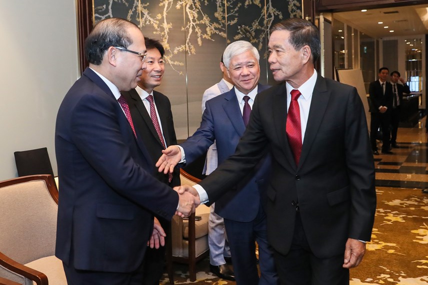Chủ tịch Uỷ ban Trung ương Mặt trận Lào xây dựng đất nước Sinlavong Khoutphaythoune bắt tay đại biểu tham dự Hội đàm.