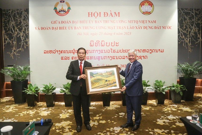 Chủ tịch UBTƯ MTTQ Việt Nam Đỗ Văn Chiến tặng quà lưu niệm Chủ tịch Uỷ ban Trung ương Mặt trận Lào xây dựng đất nước Sinlavong Khoutphaythoune.