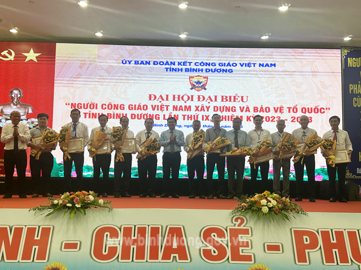 Trao Bằng khen của Chủ tịch Ủy ban MTTQ Việt Nam tỉnh cho 20 cá nhân có thành tích trong phong trào thi đua yêu nước gia đoạn 2018 -2023