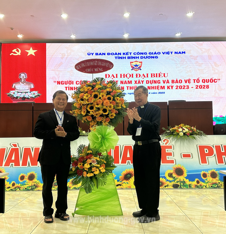  Đại diện Ban Thường trực Trung ương Ủy ban Đoàn kết Công giáo Việt Nam tặng lẵng hoa chúc mừng Đại hội. 
