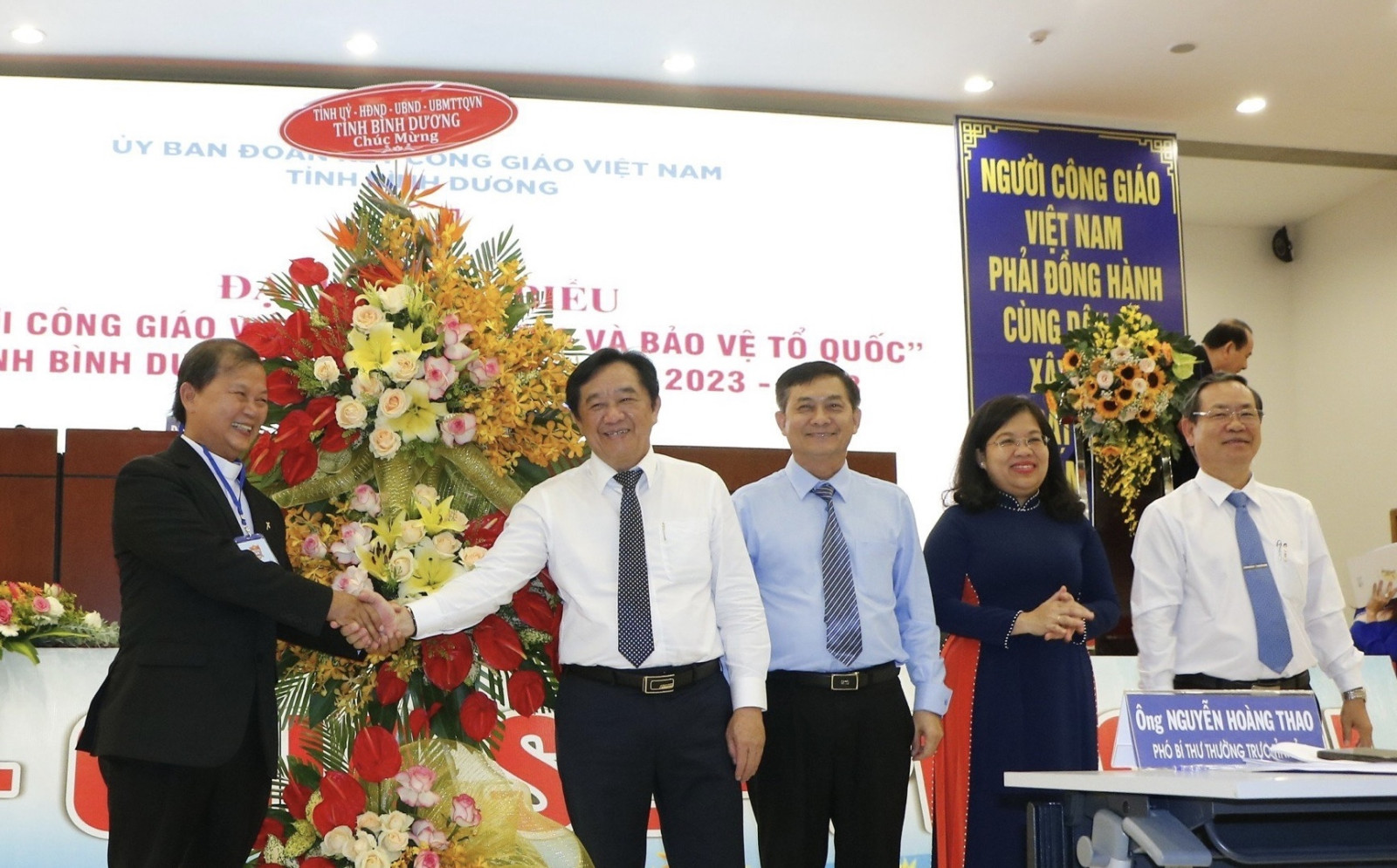 Tỉnh ủy, HĐND, UBND, Ủy ban MTTQ Việt Nam tỉnh tặng lẵng hoa chúc mừng Đại hội