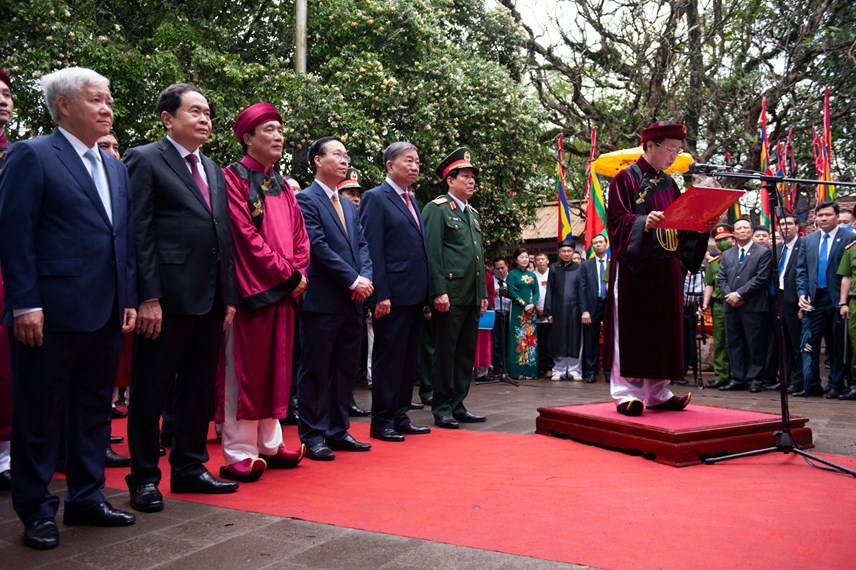Chủ tịch nước Võ Văn Thưởng cùng lãnh đạo Đảng, Nhà nước thực hiện nghi lễ tại Đền Thượng trong Khu Di tích Lịch sử Quốc gia đặc biệt Đền Hùng.