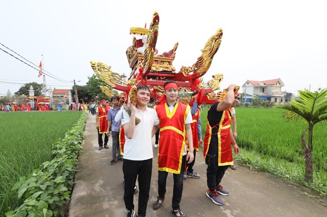 Các đội rước bắt đầu diễu hành từ cổng đền Bảo Ninh, qua các cánh đồng, bên những thảm lúa xanh.