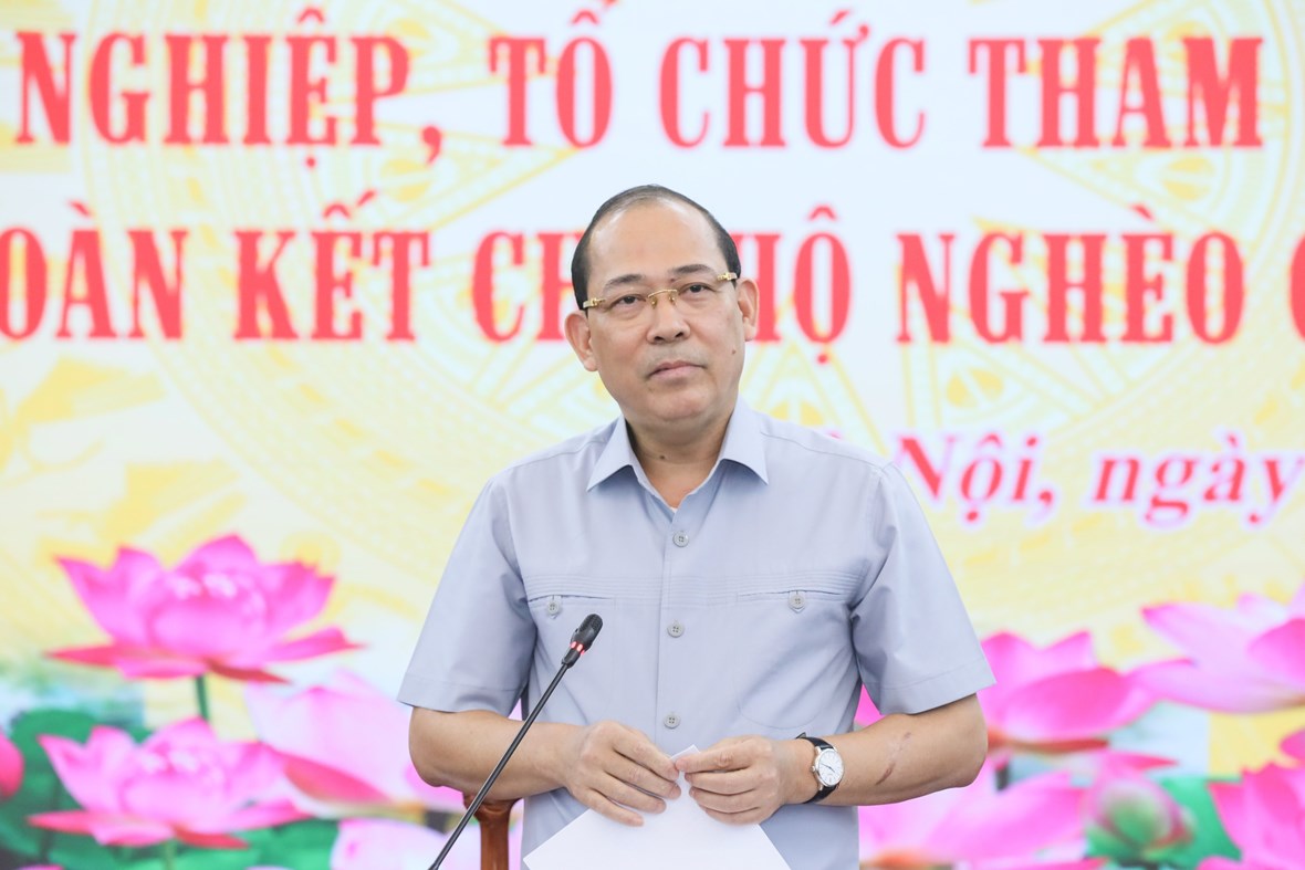 Ông Hoàng Công Thuỷ, Phó Chủ tịch UBTƯ MTTQ Việt Nam phát biểu tại cuộc gặp mặt 