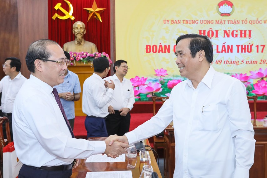 Phó Chủ tịch Trương Thị Ngọc Ánh gặp gỡ các đại biểu tham dự Hội nghị. 