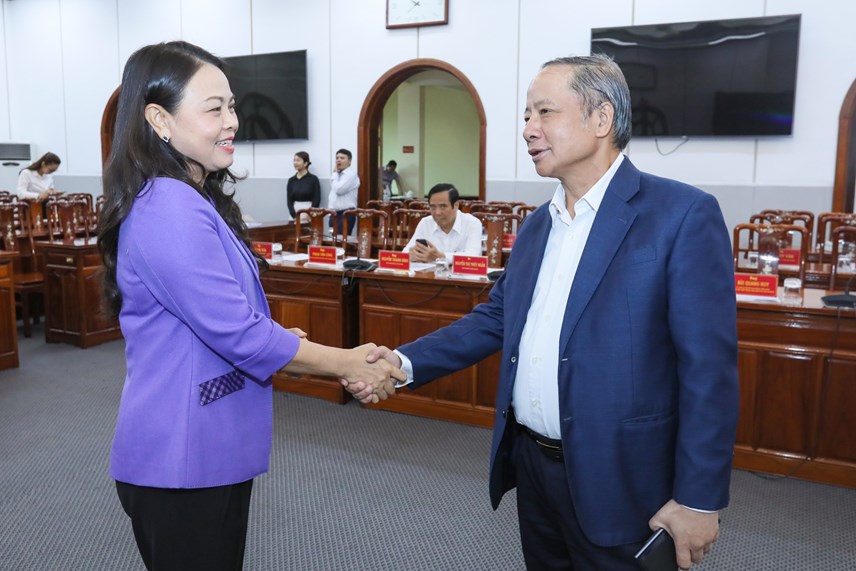 Phó Chủ tịch - Tổng Thư ký Nguyễn Thị Thu Hà gặp gỡ các đại biểu tham dự Hội nghị. Ảnh: Quang Vinh.