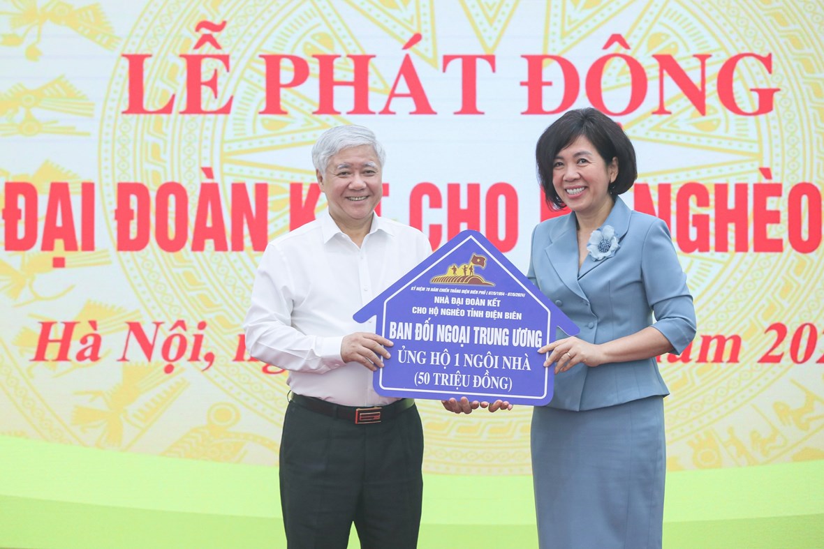 Chủ tịch UBTƯ MTTQ Việt Nam Đỗ Văn Chiến tiếp nhận ủng hộ từ Ban Đối ngoại Trung ương
