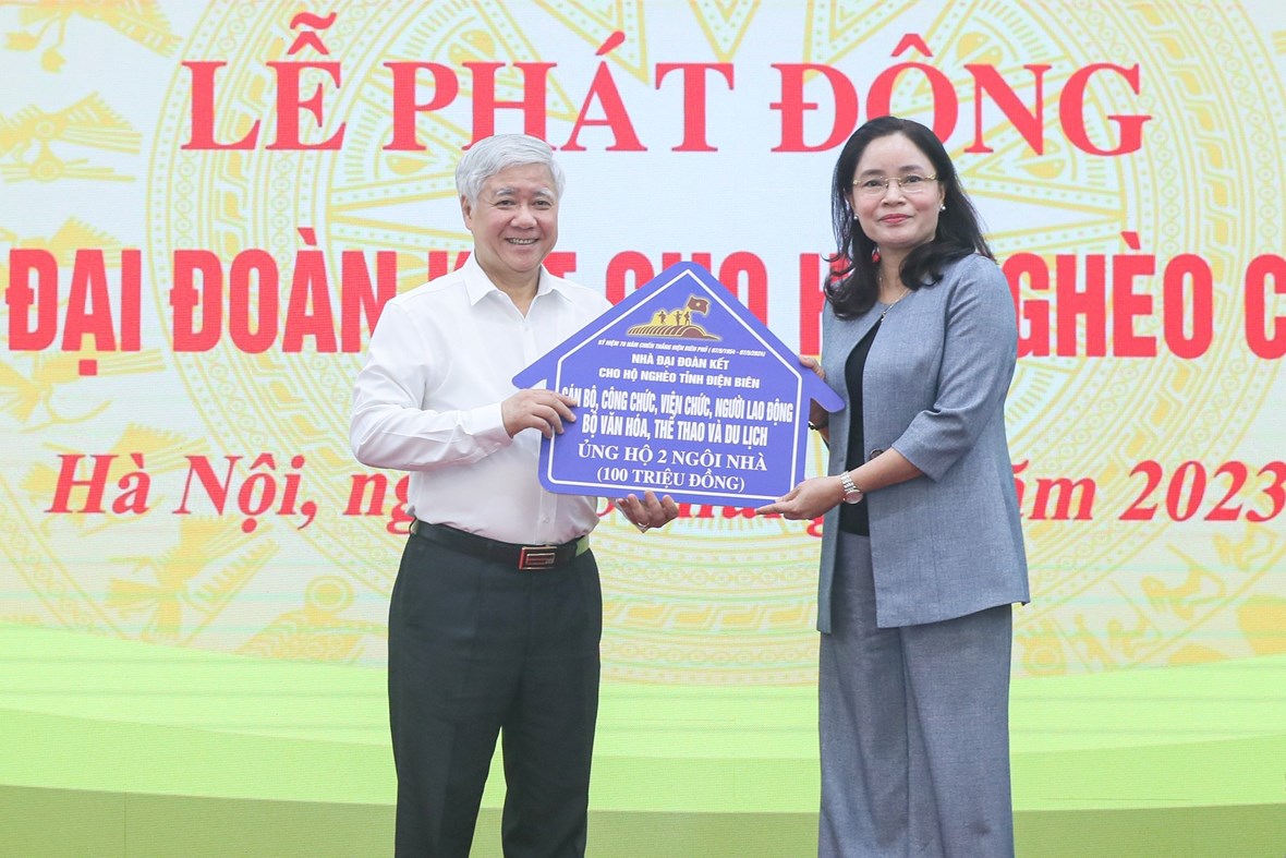 Chủ tịch UBTƯ MTTQ Việt Nam Đỗ Văn Chiến tiếp nhận ủng hộ từ cán bộ công chức, viên chức, người lao động Bộ Văn hóa, Thể thao và Du lịch.