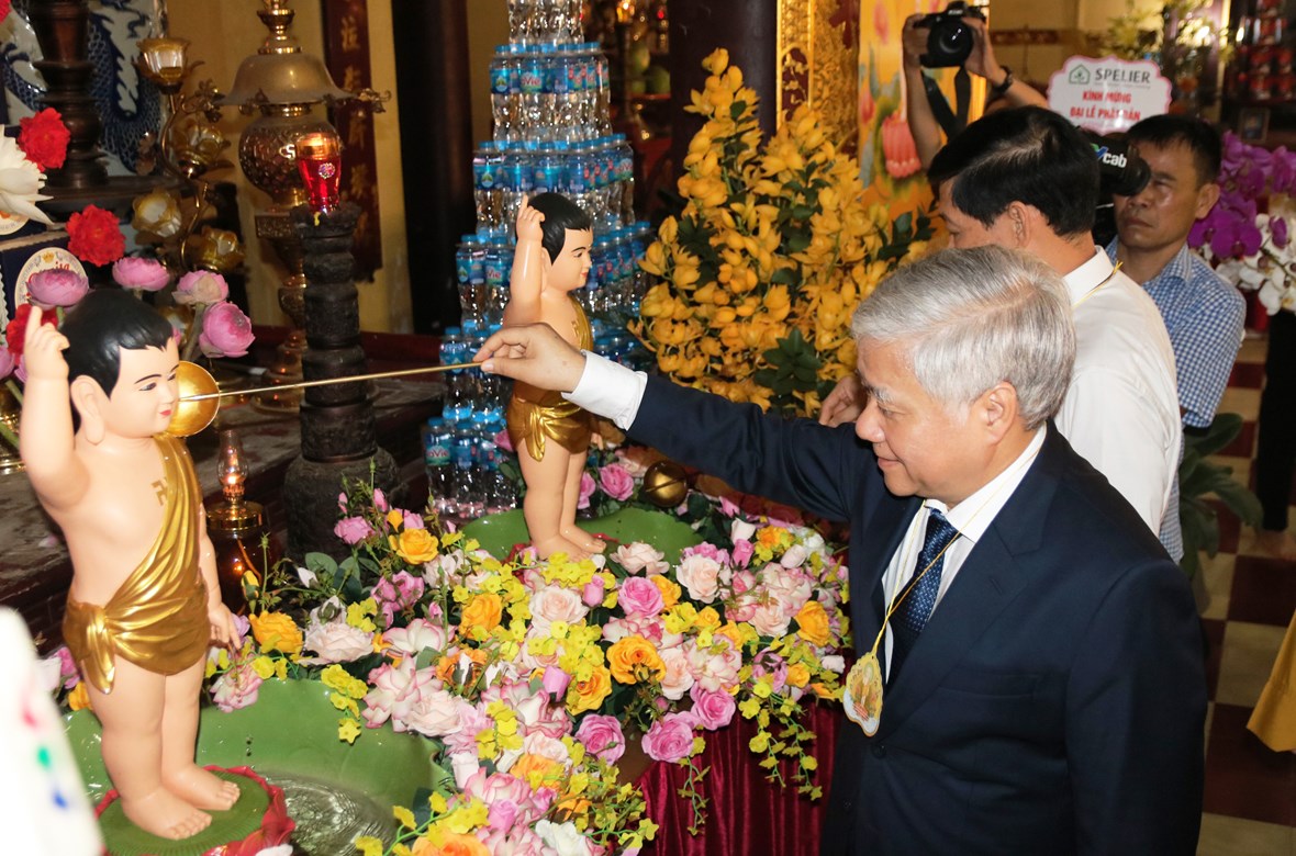 Chủ tịch UBTƯ MTTQ Việt Nam Đỗ Văn Chiến thực hiện nghi lễ tắm Phật tại Chùa Quán Sứ (Hà Nội).