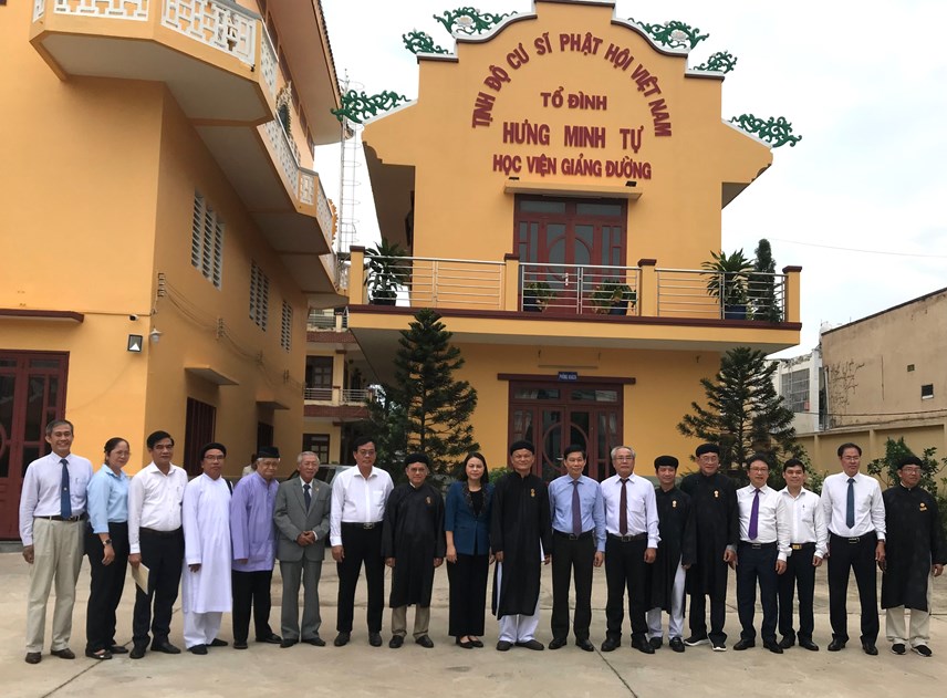 Đoàn công tác chụp ảnh lưu niệm với lãnh đạo Ban Trị sự Trung ương Giáo hội Tịnh độ Cư sĩ Phật hội Việt Nam.