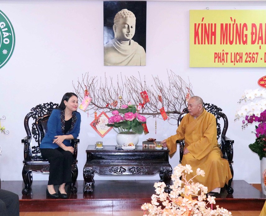 Phó Chủ tịch - Tổng Thư ký Nguyễn Thị Thu Hà chúc mừng, chia sẻ về đại lễ Phật đản tới lãnh đạo Trung ương GHPG Việt Nam.