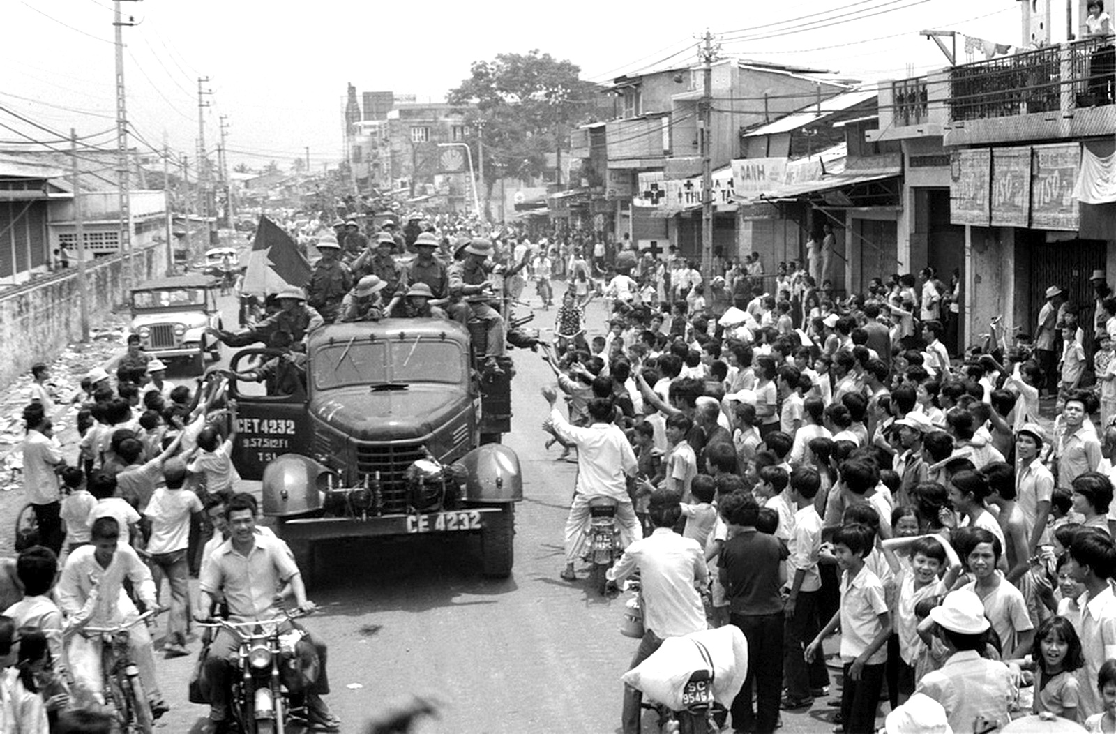 Nhân dân Sài Gòn đón chào quân Giải phóng tiến vào thành phố ngày 30/4/1975.