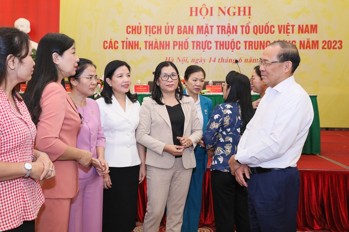 Phó Chủ tịch Trương Thị Ngọc Ánh, Phó Chủ tịch Hoàng Công Thủy trao đổi bên lề cùng các đại biểu tham dự Hội nghị. 