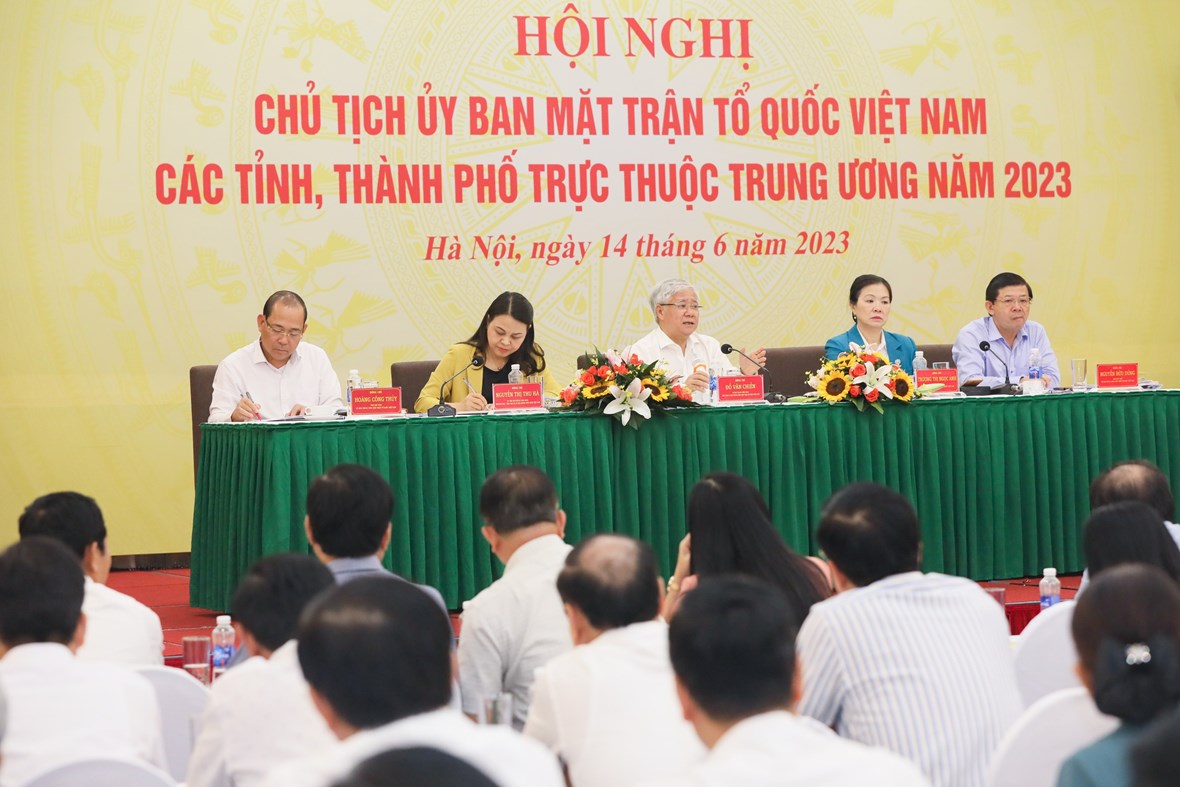 Chủ tịch Đỗ Văn Chiến trao đổi cùng các đại biểu tham dự Hội nghị.