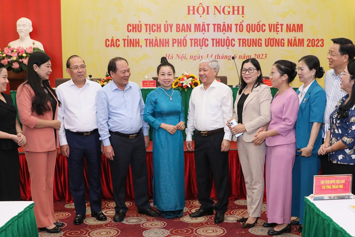 Chủ tịch Đỗ Văn Chiến trao đổi bên lề cùng các đại biểu tham dự