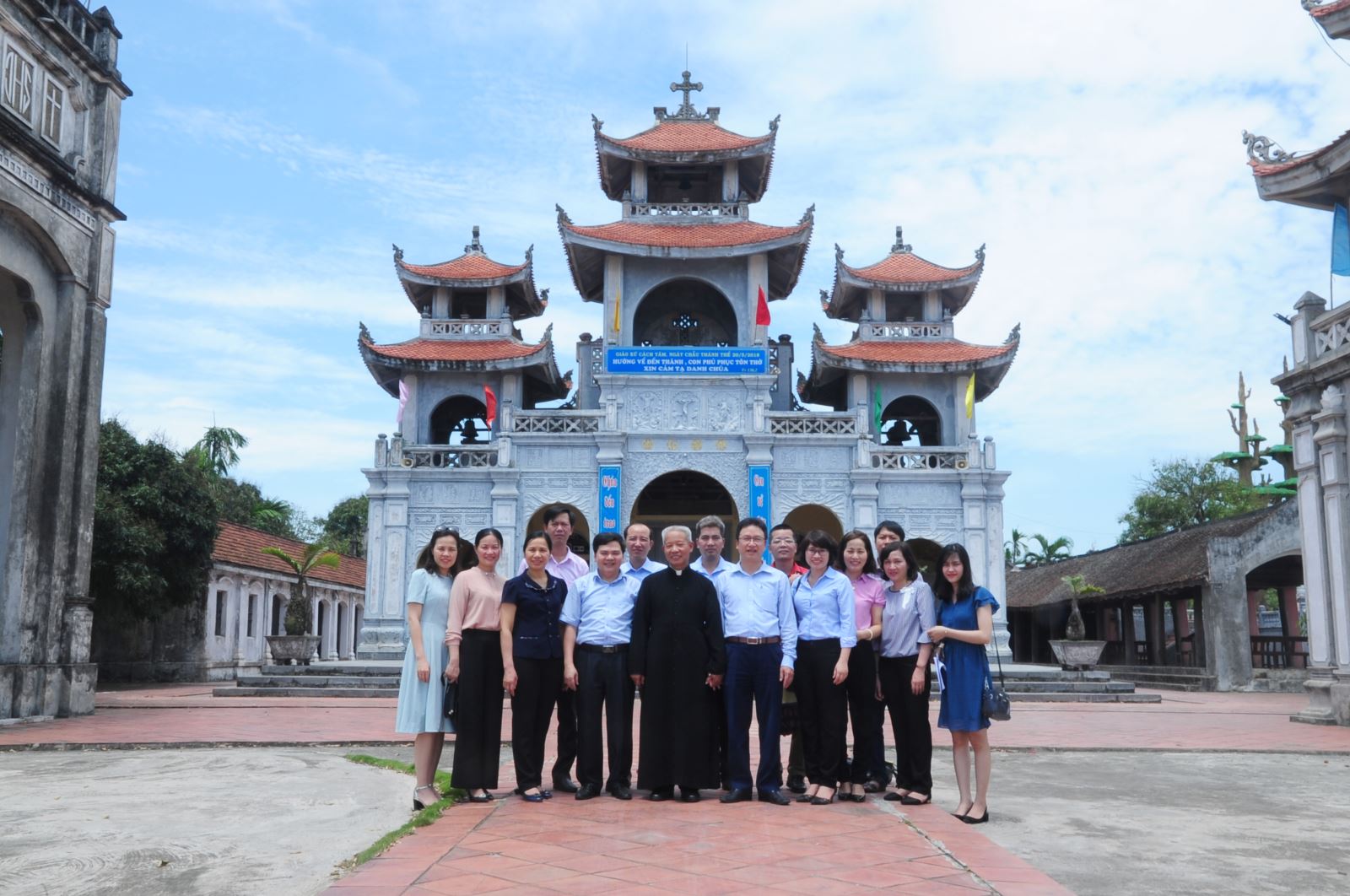 Đoàn Báo NCGVN thăm nhà thờ Cách Tâm và linh mục Phêrô Nguyễn Hồng Phúc. 