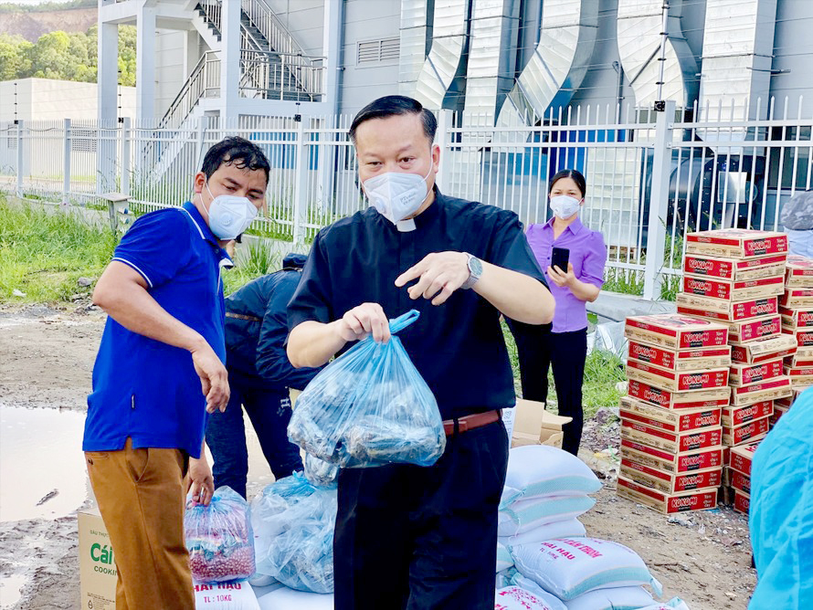 Cha Phanxicô Xaviê Nguyễn Huy Liệu tặng nhu yếu phẩm cho người khó khăn trong dịch COVID -19 ở Bắc Giang. 