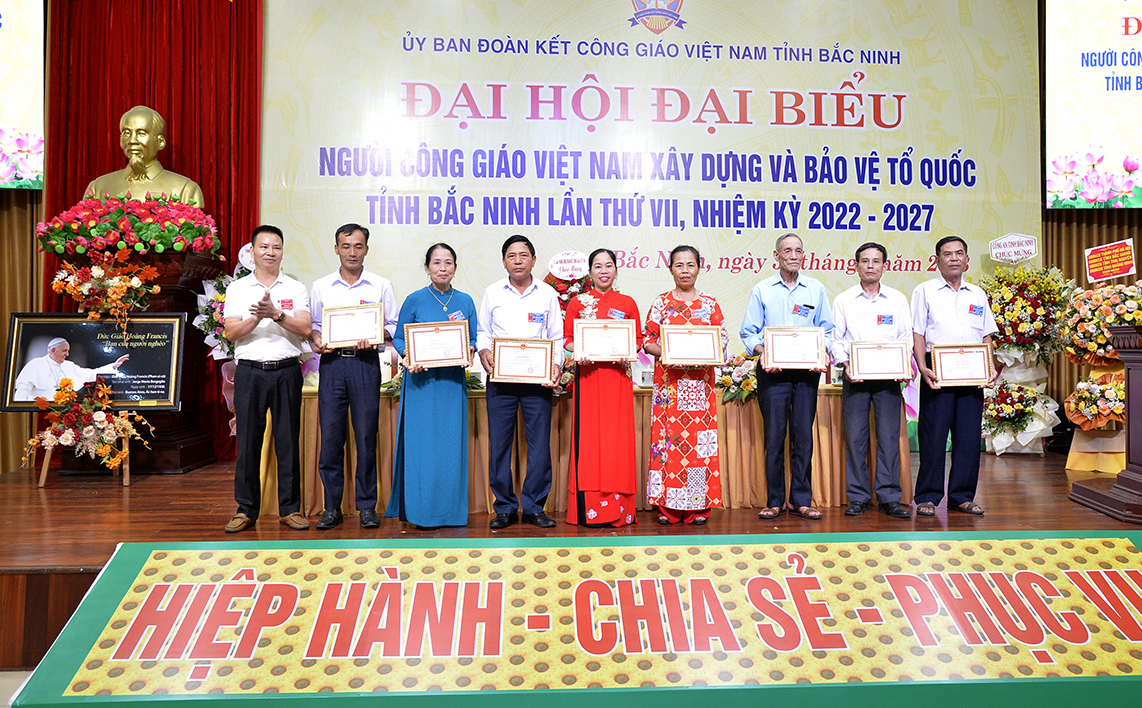 Khen thưởng các tập thể và cá nhân có thành xuất sắc trong phong trào thi đua yêu nước sống “tốt đời đẹp đạo”, giai đoạn 2017- 2022.