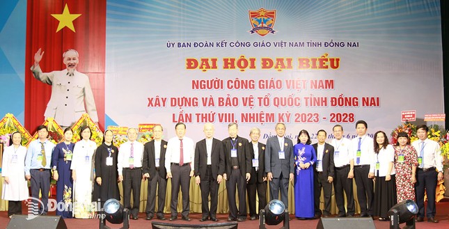 Các Ủy viên thường trực Ủy ban ĐKCGVN tỉnh, nhiệm kỳ 2023-2028 ra mắt và chụp ảnh lưu niệm cùng khách mời Trung ương và tỉnh.