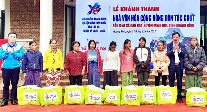 Trao quà cho hộ nghèo trong dịp khánh thành Nhà văn hóa cộng đồng dân tộc Chứt tại bản K-Ai, xã Dân Hóa, huyện Minh Hóa, Quảng Bình. Ảnh: Hương Giang